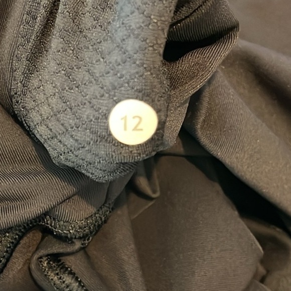 Lululemon Outrun 17” Crop Ruched Back Leggings Black Luxtreme Size 12 - Picture 3 of 11